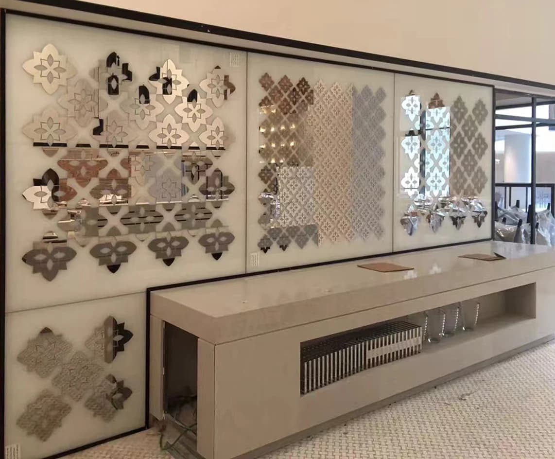 Patterned wall and console