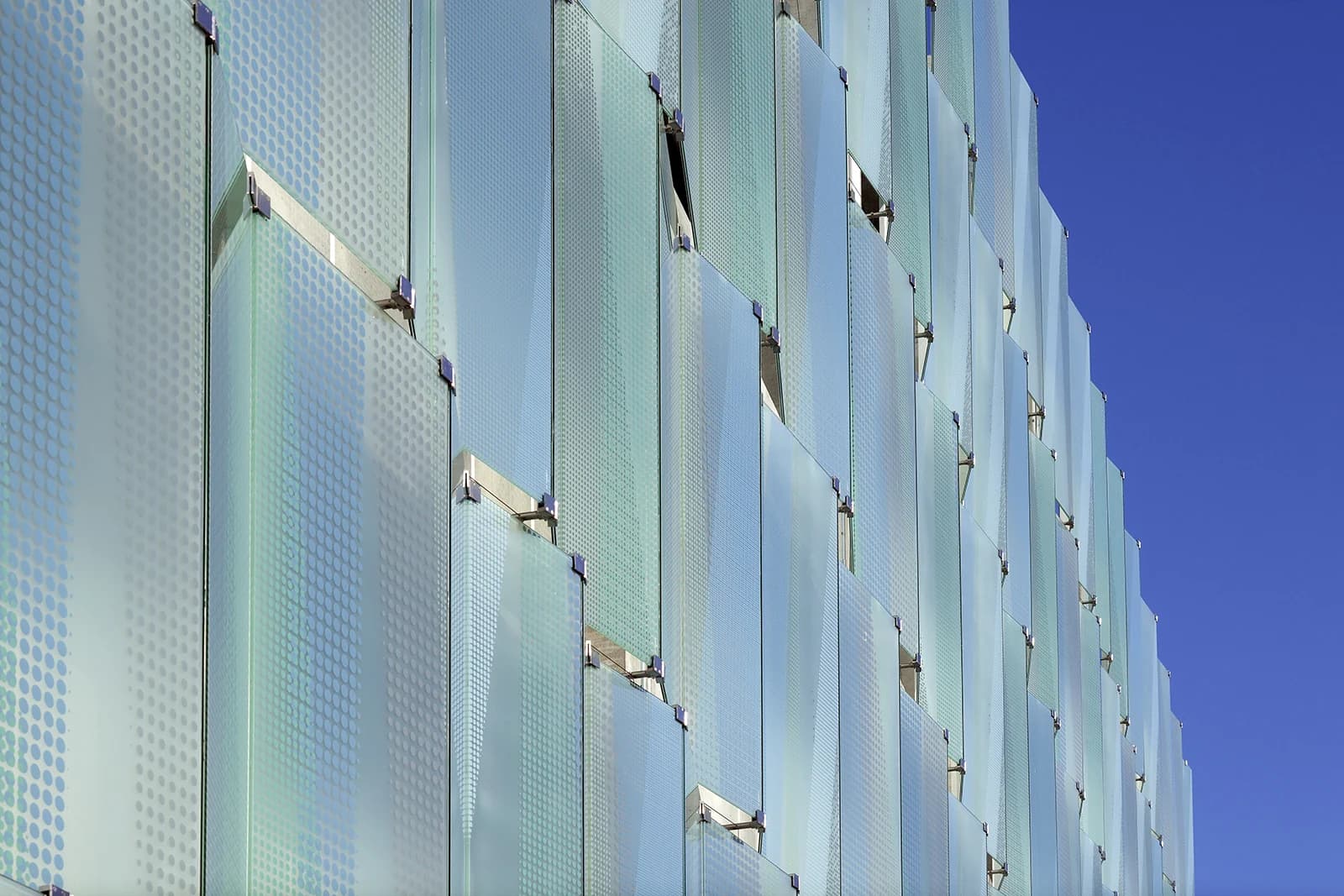 Glass cladding detail