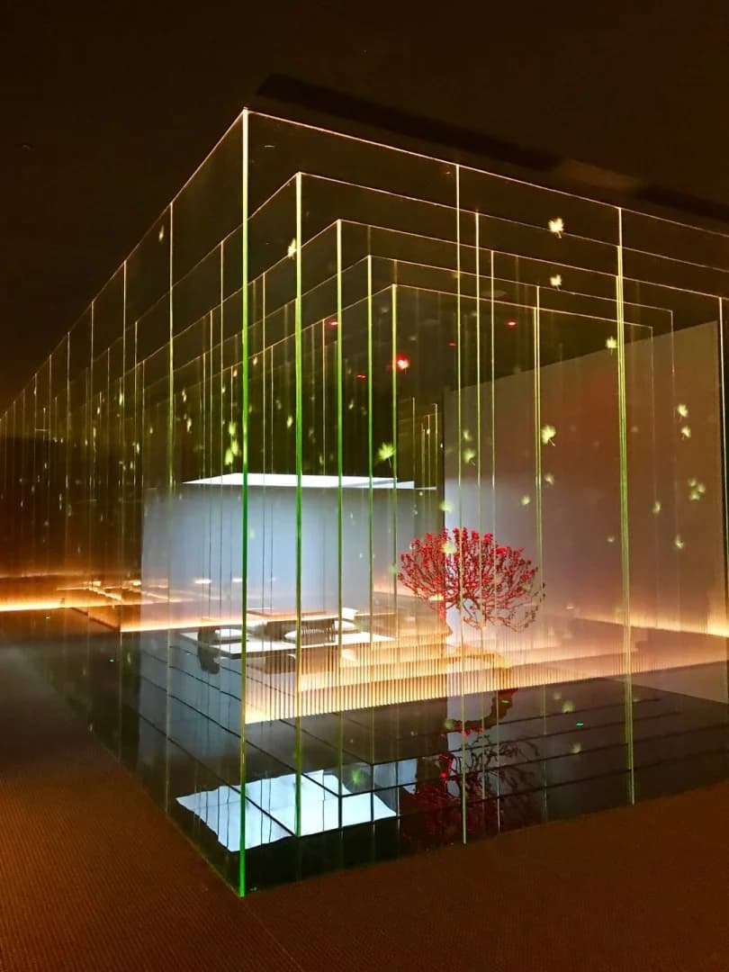 Amber glass enclosure