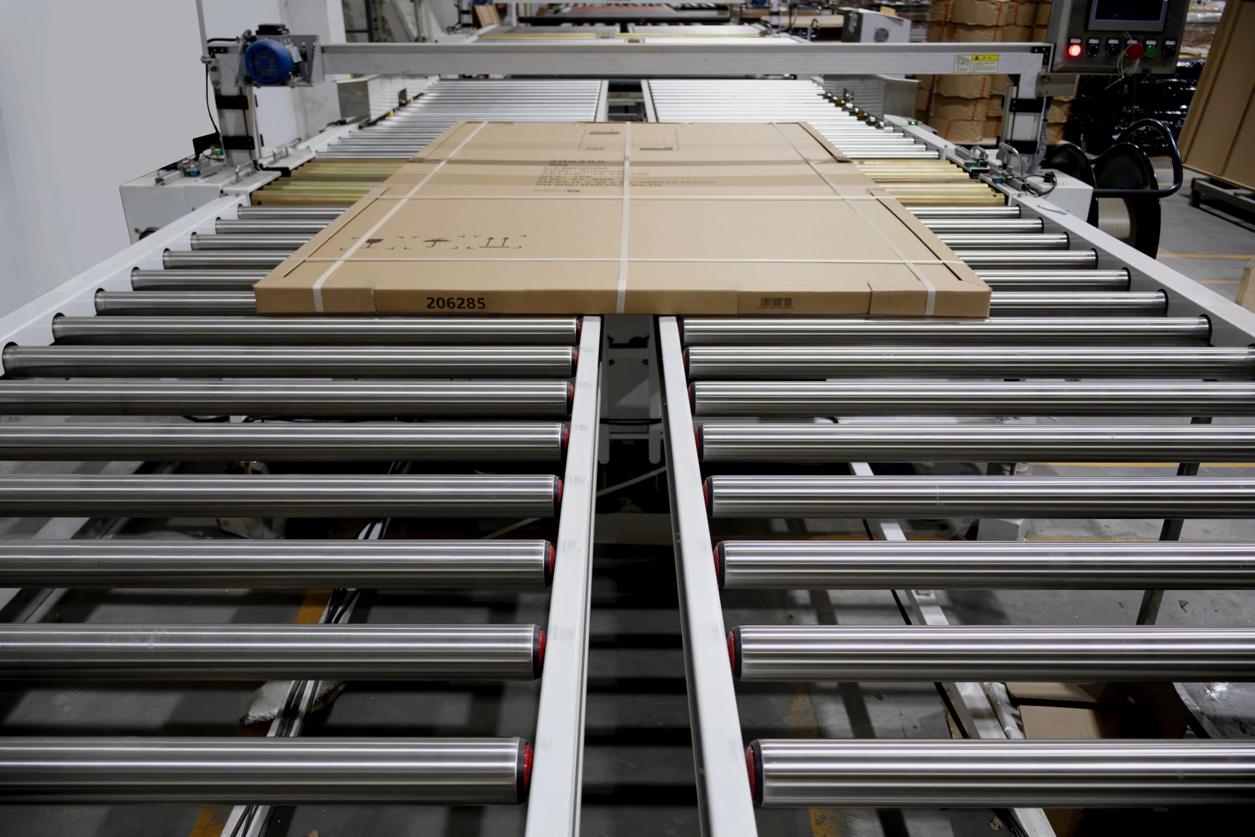 Protected panels moving along a packing line